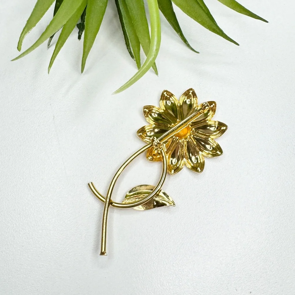 Vintage 60s Retro Cream White Daisy Enamel Gold Tone Statement Flower Brooch MOD